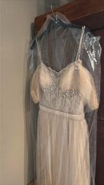 Beige jurk met snit, Kleding | Dames, Gelegenheidskleding, Ophalen, Nieuw, Maat 38/40 (M), Beige