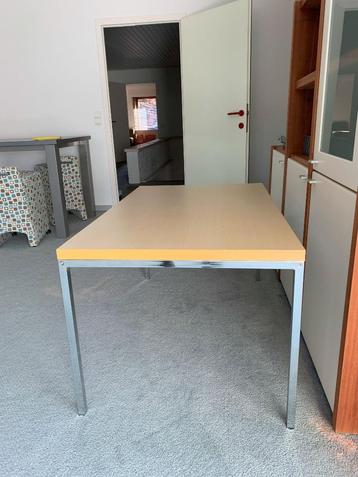 Lage stevige tafel voor o.a. printer op te zetten.... beschikbaar voor biedingen