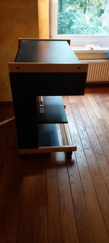 Klein houten.bureau beschikbaar voor biedingen