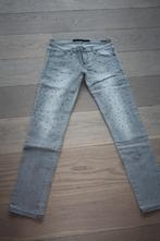 Mooie grijze spijkerbroek met strass van Silvian Heach, m 38, Nieuw, Grijs, W30 - W32 (confectie 38/40), Ophalen of Verzenden