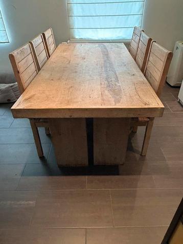 Landelijke tafel met 6 stoelen beschikbaar voor biedingen