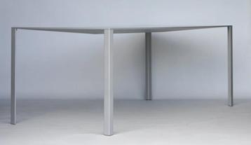 Design tafel van Less beschikbaar voor biedingen