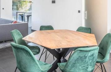 Houten eettafel met metalen poot beschikbaar voor biedingen