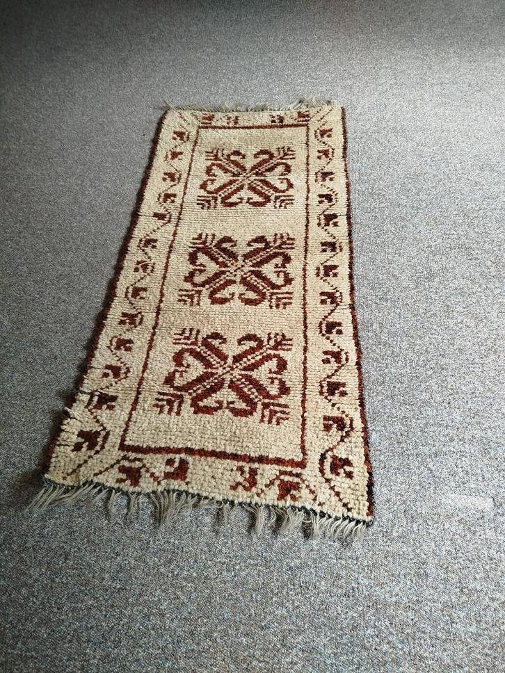 Traditioneel handgemaakt Marokaans berbertapijt uit de jaren, Huis en Inrichting, Stoffering | Tapijten en Vloerkleden, Zo goed als nieuw