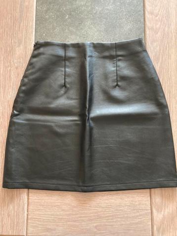 Minijupe noir similicuir Primark taille 32, Enlèvement ou Envoi, Primark, Au-dessus du genou, Taille 34 (XS) ou plus petite