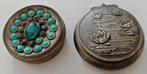 Boite à bijoux / pilulier métal turquoises nénuphars vintage, Gebruikt, Ophalen of Verzenden