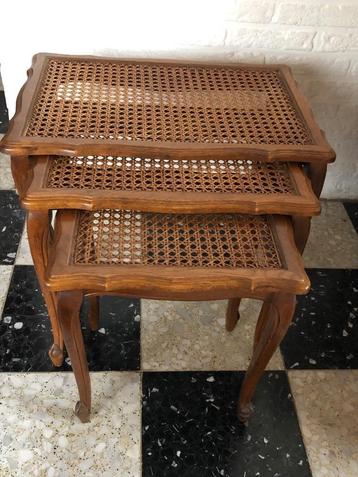 3 vintage bijzettafels beschikbaar voor biedingen