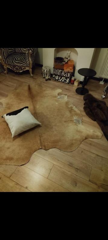 Stevige kussen in koeienhuid beschikbaar voor biedingen