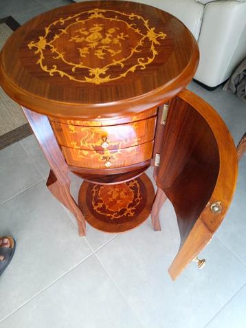 Petite table acajou incrustée  beschikbaar voor biedingen