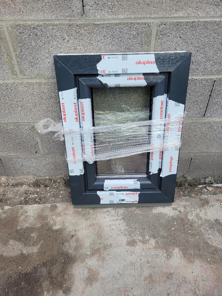 Fenêtre Gris Anthracite / Blanc en pvc Aluplast, Bricolage & Construction, Châssis & Portes coulissantes, Neuf, Châssis de fenêtre