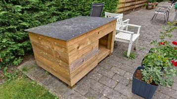 Massief houten hondehok beschikbaar voor biedingen