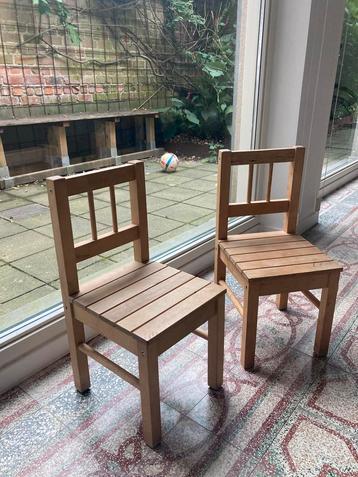 Houten kinderstoeltjes beschikbaar voor biedingen