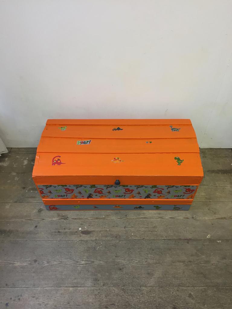 Ruime houten opbergkist geschilderd in dino thema, Maison & Meubles, Accessoires pour la Maison | Coffres, Enlèvement