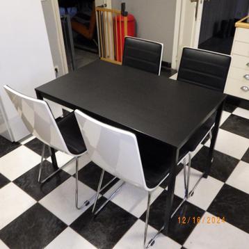 tafel met stoelen beschikbaar voor biedingen