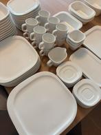 Servies set (Yong), Huis en Inrichting, Ophalen, Zo goed als nieuw, Effen, Compleet servies