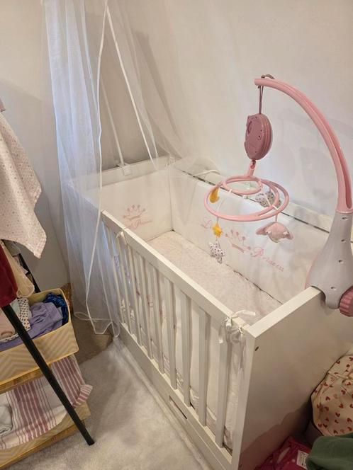 Babybed + Matras, Muziekmobiel, Tulestof met houder, Bedrand, Kinderen en Baby's, Kinderkamer | Complete kinderkamers, Zo goed als nieuw