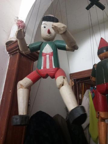 Antieke Pinocchio in hout beschikbaar voor biedingen