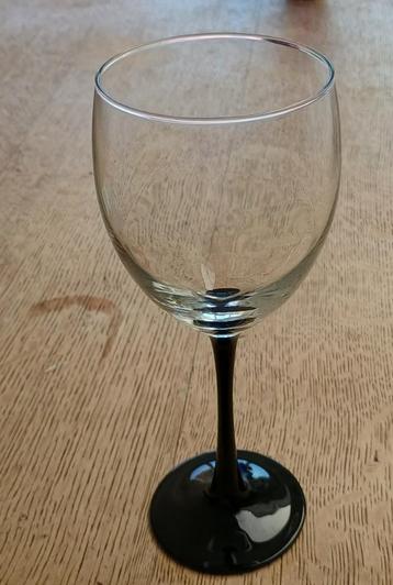 Vintage luminarc waterglas op zwarte voet beschikbaar voor biedingen