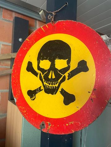 Doodskop metalen bord beschikbaar voor biedingen