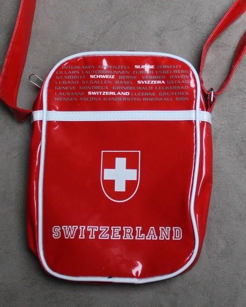 Klein rood schoudertasje uit Zwitserland, Handtassen en Accessoires, Tassen | Schoudertassen, Zo goed als nieuw, Overige merken