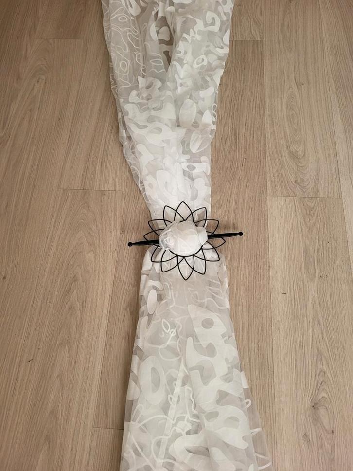 Doorschijnend witte gordijn met bloemhouder, Huis en Inrichting, Stoffering | Gordijnen en Lamellen, Ophalen of Verzenden