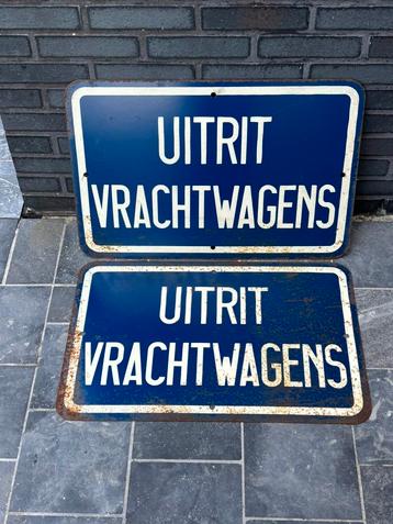 Twee stalen signalisatie borden uitrit vrachtwagen beschikbaar voor biedingen