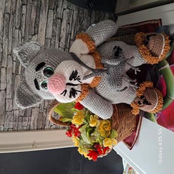 Met de handgemaakt, 40cm poes met hondesloefjes  beschikbaar voor biedingen