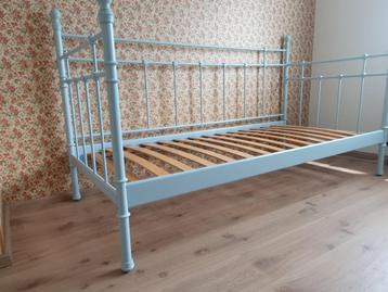 metalen eenpersoons bed beschikbaar voor biedingen