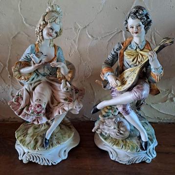2 statues biscuit polychrome en porcelaine Capodimonté beschikbaar voor biedingen