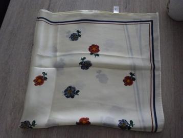 dames sjaaltje beschikbaar voor biedingen