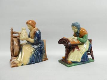 "De Spinster en de kantkloster" 2 beelden Vlaams aardewerk beschikbaar voor biedingen