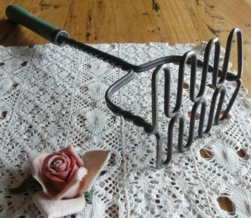 Verweerde brocante puree stamper met groen houten handvat, Antiek en Kunst, Curiosa en Brocante, Ophalen of Verzenden