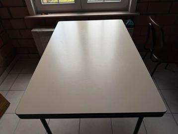 keukentafel met 4 stoelen beschikbaar voor biedingen