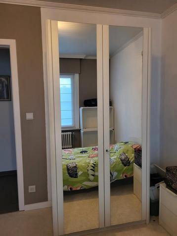2 witte houten kasten (spiegelkast enkel + dubbele kast) beschikbaar voor biedingen