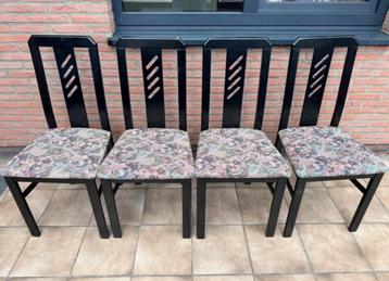 Vier eetkamerstoelen verkeren in een nette staat beschikbaar voor biedingen