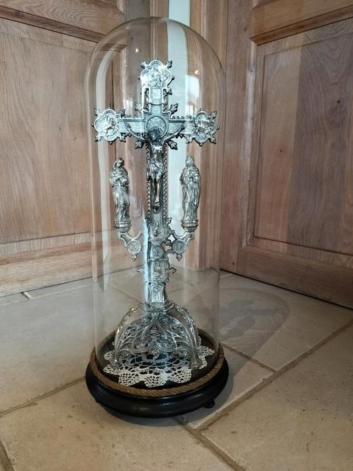 Prachtige crucifix onder stolp, Huis en Inrichting, Woonaccessoires | Stolpen, Zo goed als nieuw, Ophalen