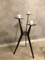 Grote brutalist tripod kandelaar. Smeedijzer en brass. 50's, Ophalen, Koper of Brons