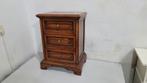 antiek nachtkastje met drie laden in kersenhout, Ophalen of Verzenden, Zo goed als nieuw