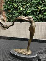 elegant bronzen sculptuur vrouw met zwierende sjaal doek, Antiek en Kunst, Ophalen of Verzenden
