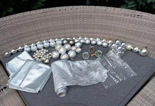 Set Zilverkleurig kerstballen + stof + lint, Diversen, Kerst, Zo goed als nieuw, Ophalen of Verzenden