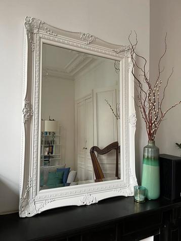 Grote antieke vintage witte spiegel 