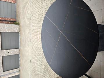 Hoge tafel, 1m diameter beschikbaar voor biedingen