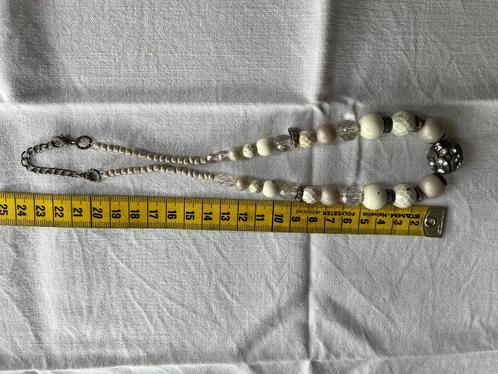Armband en Ketting, Handtassen en Accessoires, Armbanden, Gebruikt, Kunststof of Plastic, Beige, Met bedels of kralen, Ophalen
