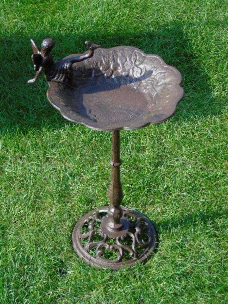 bruin gietijzeren vogelbad met elfje op de rand..., Tuin en Terras, Vogelhuisjes en Vogelbaden, Nieuw, Ophalen of Verzenden