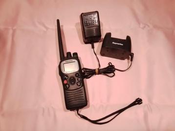 RAYMARINE VHF HAND MARIFOON 101E MET LAADADAPTER  beschikbaar voor biedingen