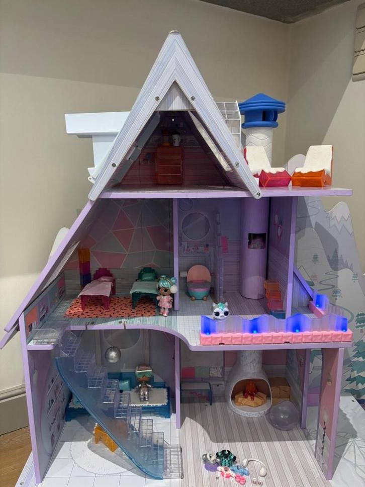 Winterchalet LOL Surprise, Verzamelen, Poppetjes en Figuurtjes, Zo goed als nieuw, Ophalen