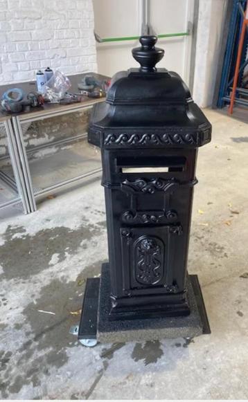 zwarte engelse brievenbus beschikbaar voor biedingen