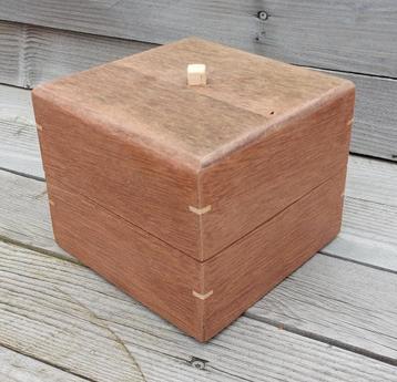 Schaakkistje met.32schaakstukken. beschikbaar voor biedingen