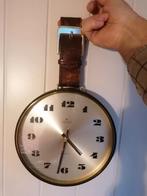 Aparte oudere lederen hangklok/wandklok., Enlèvement ou Envoi