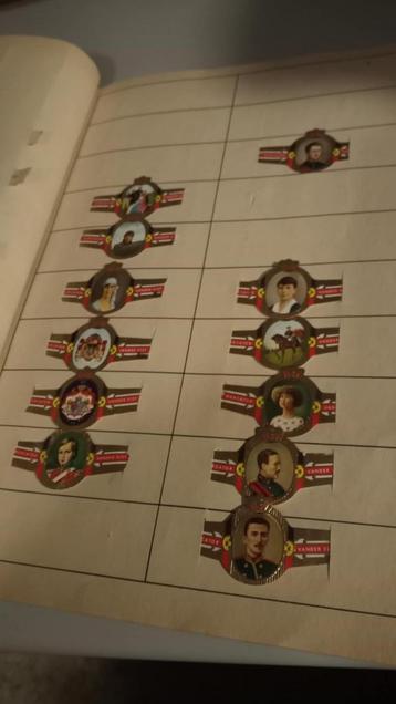 Oud verzamelboekje met sigarenbandjes beschikbaar voor biedingen